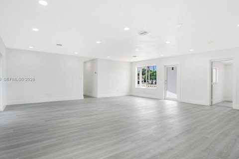 House in Miami Gardens, Florida 4 bedrooms, 188.68 sq.m. № 2030517 - photo 13