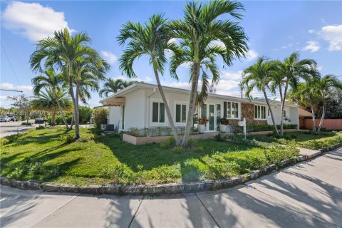 House in North Bay Village, Florida 3 bedrooms, 181.62 sq.m. № 2001510 - photo 27