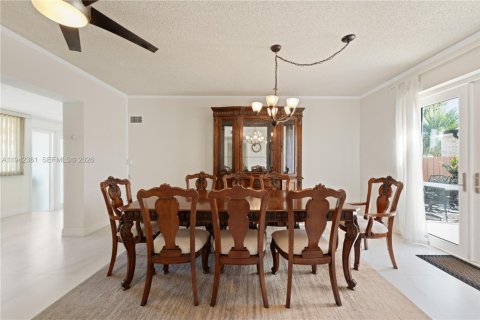 House in North Bay Village, Florida 3 bedrooms, 181.62 sq.m. № 2001510 - photo 7