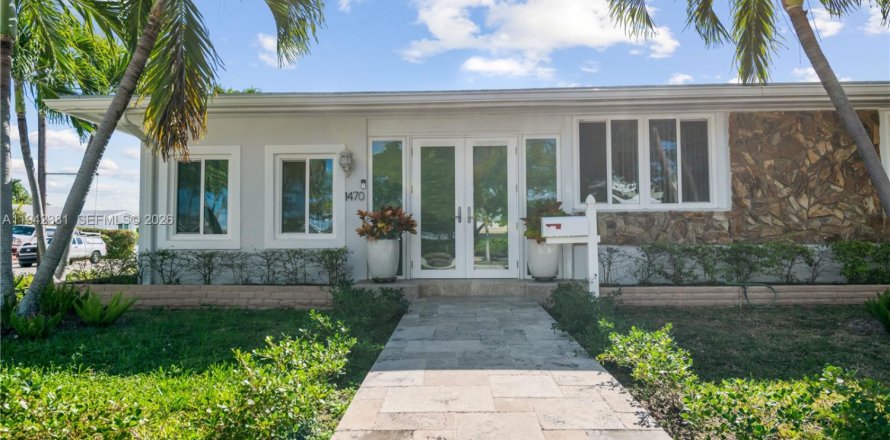 House in North Bay Village, Florida 3 bedrooms, 181.62 sq.m. № 2001510