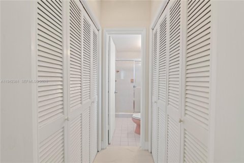 House in North Bay Village, Florida 3 bedrooms, 181.62 sq.m. № 2001510 - photo 13