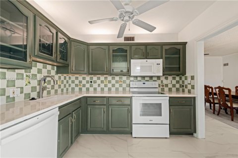 House in North Bay Village, Florida 3 bedrooms, 181.62 sq.m. № 2001510 - photo 10