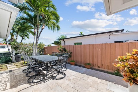 House in North Bay Village, Florida 3 bedrooms, 181.62 sq.m. № 2001510 - photo 21