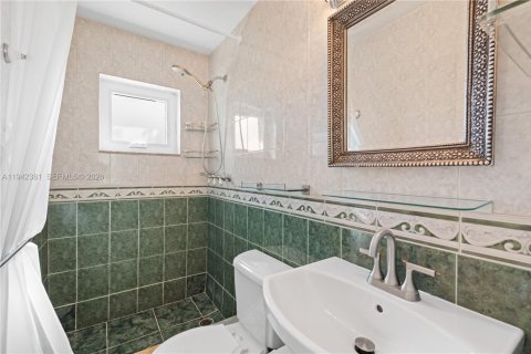 House in North Bay Village, Florida 3 bedrooms, 181.62 sq.m. № 2001510 - photo 19