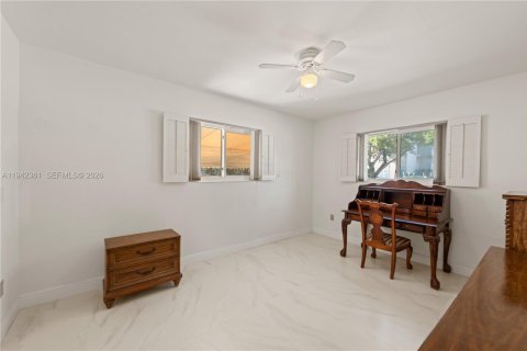 House in North Bay Village, Florida 3 bedrooms, 181.62 sq.m. № 2001510 - photo 15