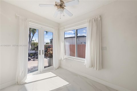 House in North Bay Village, Florida 3 bedrooms, 181.62 sq.m. № 2001510 - photo 11