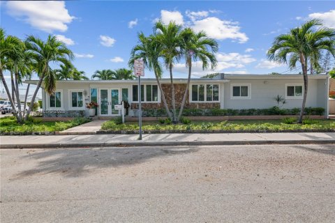 House in North Bay Village, Florida 3 bedrooms, 181.62 sq.m. № 2001510 - photo 4