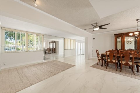 House in North Bay Village, Florida 3 bedrooms, 181.62 sq.m. № 2001510 - photo 6