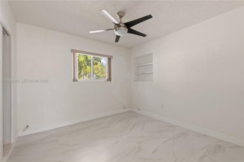 House in North Bay Village, Florida 3 bedrooms, 181.62 sq.m. № 2001510 - photo 18