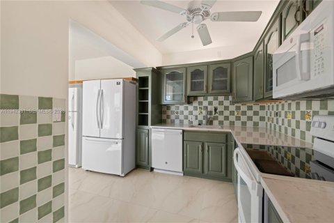 House in North Bay Village, Florida 3 bedrooms, 181.62 sq.m. № 2001510 - photo 9