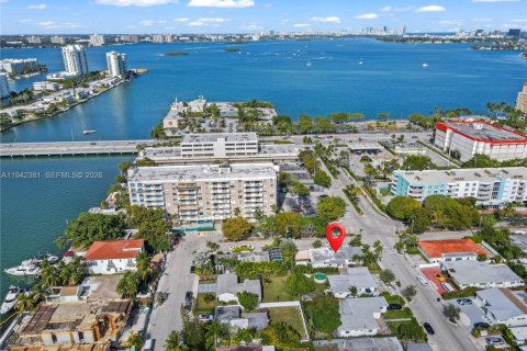 House in North Bay Village, Florida 3 bedrooms, 181.62 sq.m. № 2001510 - photo 25