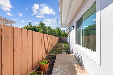 House in North Bay Village, Florida 3 bedrooms, 181.62 sq.m. № 2001510 - photo 22