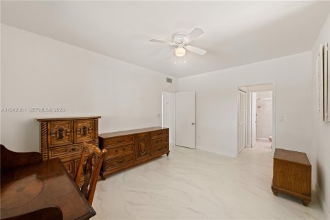 House in North Bay Village, Florida 3 bedrooms, 181.62 sq.m. № 2001510 - photo 16