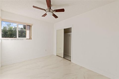 House in North Bay Village, Florida 3 bedrooms, 181.62 sq.m. № 2001510 - photo 17