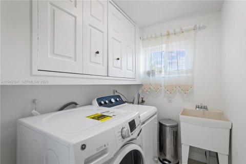 House in North Bay Village, Florida 3 bedrooms, 181.62 sq.m. № 2001510 - photo 20