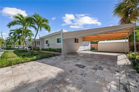 House in North Bay Village, Florida 3 bedrooms, 181.62 sq.m. № 2001510 - photo 2