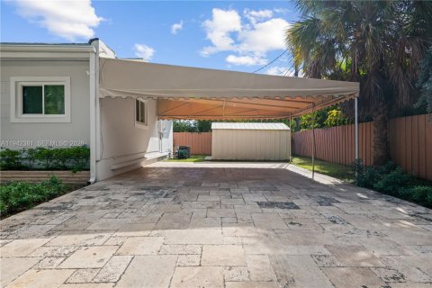 House in North Bay Village, Florida 3 bedrooms, 181.62 sq.m. № 2001510 - photo 5