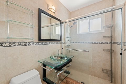 House in North Bay Village, Florida 3 bedrooms, 181.62 sq.m. № 2001510 - photo 12