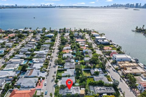 House in North Bay Village, Florida 3 bedrooms, 181.62 sq.m. № 2001510 - photo 23