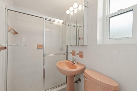 House in North Bay Village, Florida 3 bedrooms, 181.62 sq.m. № 2001510 - photo 14