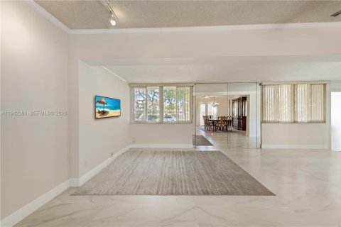 House in North Bay Village, Florida 3 bedrooms, 181.62 sq.m. № 2001510 - photo 8