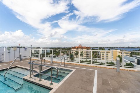 Condo in Bay Harbor Islands, Florida, 3 bedrooms  № 1945180 - photo 1