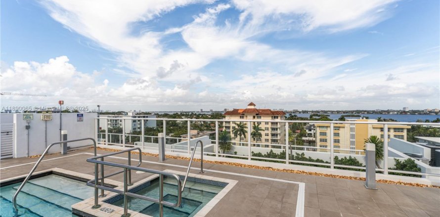 Condo in Bay Harbor Islands, Florida, 3 bedrooms № 1945180
