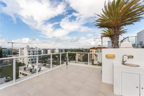 Condo in Bay Harbor Islands, Florida, 3 bedrooms  № 1945180 - photo 2