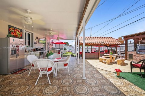 House in Miami, Florida 2 bedrooms, 86.96 sq.m. № 1896193 - photo 22