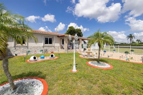 House in Miami, Florida 2 bedrooms, 86.96 sq.m. № 1896193 - photo 1