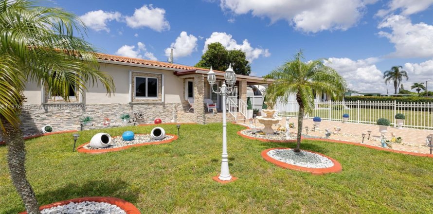 House in Miami, Florida 2 bedrooms, 86.96 sq.m. № 1896193