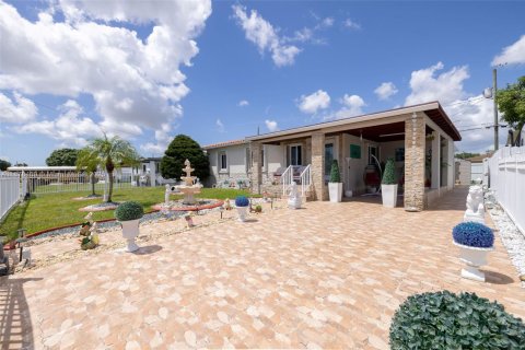 House in Miami, Florida 2 bedrooms, 86.96 sq.m. № 1896193 - photo 7