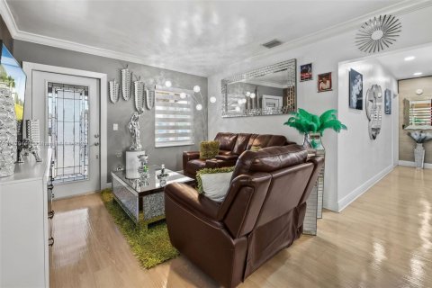 House in Miami, Florida 2 bedrooms, 86.96 sq.m. № 1896193 - photo 12