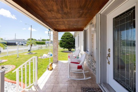 House in Miami, Florida 2 bedrooms, 86.96 sq.m. № 1896193 - photo 10