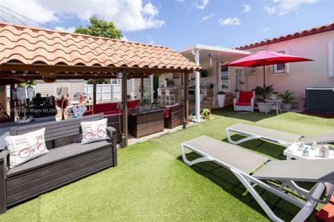 House in Miami, Florida 2 bedrooms, 86.96 sq.m. № 1896193 - photo 5