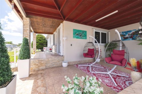 House in Miami, Florida 2 bedrooms, 86.96 sq.m. № 1896193 - photo 11