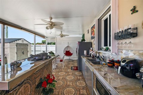 House in Miami, Florida 2 bedrooms, 86.96 sq.m. № 1896193 - photo 2