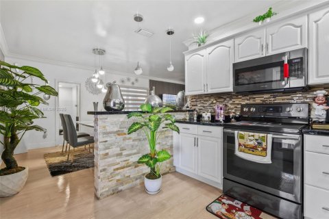 House in Miami, Florida 2 bedrooms, 86.96 sq.m. № 1896193 - photo 27