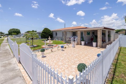 House in Miami, Florida 2 bedrooms, 86.96 sq.m. № 1896193 - photo 3