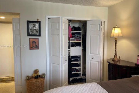 Condo in Weston, Florida, 2 bedrooms  № 2026856 - photo 16