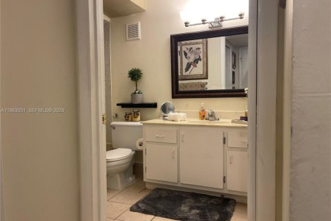 Condo in Weston, Florida, 2 bedrooms  № 2026856 - photo 18