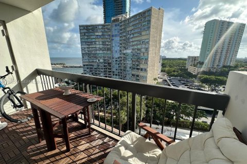 Condominio en alquiler en Miami, Florida, 1 dormitorio, 89.65 m2 № 1999989 - foto 17