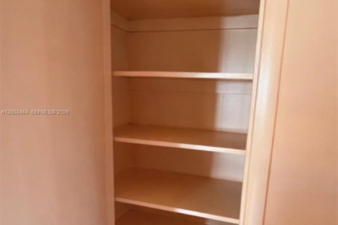 House in Miami, Florida 3 bedrooms, 167.22 sq.m. № 2067860 - photo 10