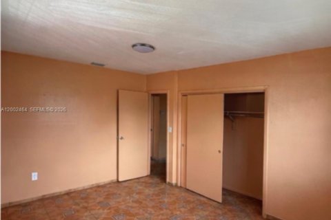 House in Miami, Florida 3 bedrooms, 167.22 sq.m. № 2067860 - photo 12