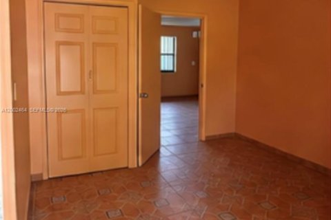 House in Miami, Florida 3 bedrooms, 167.22 sq.m. № 2067860 - photo 5