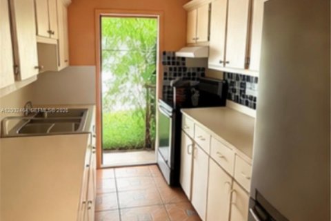 House in Miami, Florida 3 bedrooms, 167.22 sq.m. № 2067860 - photo 2