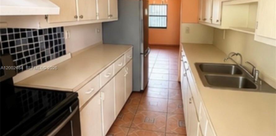 House in Miami, Florida 3 bedrooms, 167.22 sq.m. № 2067860