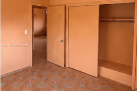 House in Miami, Florida 3 bedrooms, 167.22 sq.m. № 2067860 - photo 8