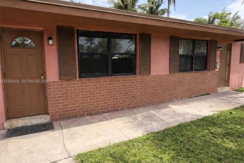 House in Miami, Florida 3 bedrooms, 167.22 sq.m. № 2067860 - photo 13