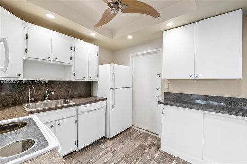 Condo in Fort Lauderdale, Florida, 1 bedroom  № 2018152 - photo 13